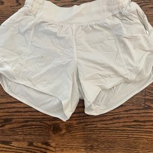 lululemon Hotty Hot 4" Lined Size 6 White Short